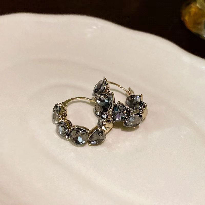 Wholesale Temperamental fashion niche black peach heart retro sweet circle earrings